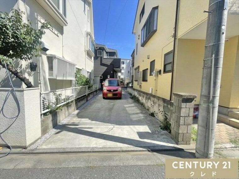 現況写真 【北西側道路4m】 閑静な住宅街で夜も静かな落ち着いた生活ができます。お子様のいる方も安心して子育てができます。 車の通りも穏やかな道で毎日の駐車作業もラク。お子様との歩きでのお出かけも安心です。