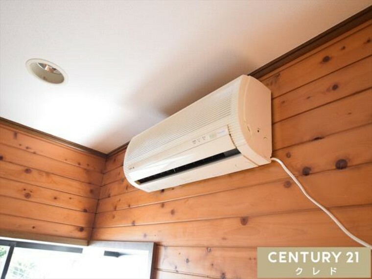 専用部・室内写真 【エアコン】 お部屋を過ごしやすい温度に保ってくれるエアコン。備え付けなので、購入・設置費用等の初期費用を抑えることができます。