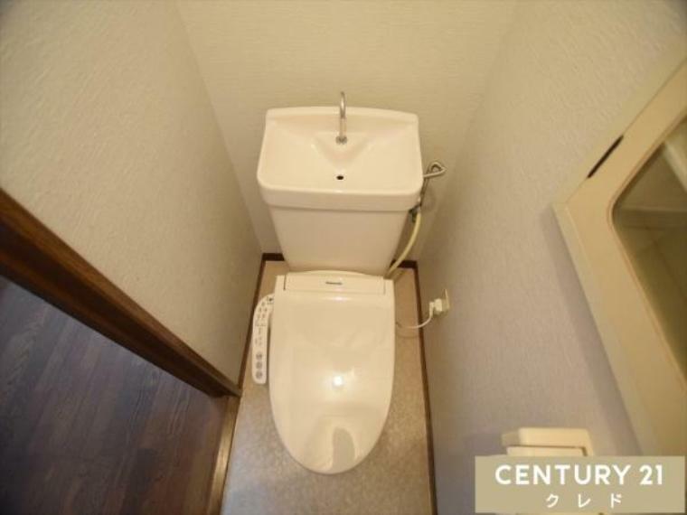 【1日に何度も使うトイレは白をベースにしたシンプルな造り】<BR/>お好きなレイアウトを加えて、使いやすくリラックスできる空間にしてみてはいかがでしょうか。