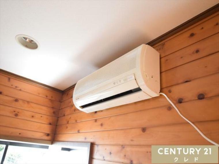 【エアコン】<BR/>お部屋を過ごしやすい温度に保ってくれるエアコン。備え付けなので、購入・設置費用等の初期費用を抑えることができます。