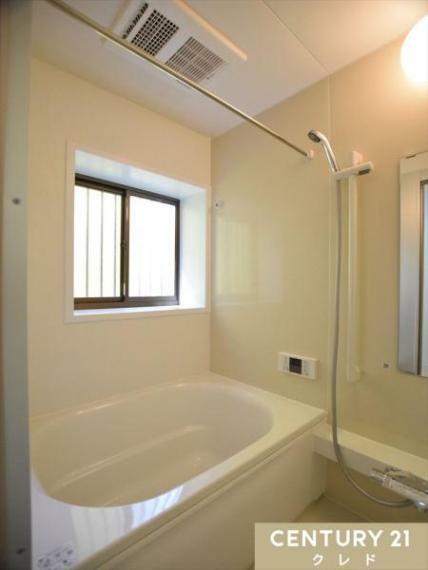 浴室 【優しい色合いのバスルーム】 ユニットバスで体の芯から温まりましょう。窓からの陽射しが気持ちの良い空間。 昼間でも積極的に入りたくなります。日常の大切な1コマになりますね。