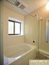 浴室 【優しい色合いのバスルーム】 ユニットバスで体の芯から温まりましょう。窓からの陽射しが気持ちの良い空間。 昼間でも積極的に入りたくなります。日常の大切な1コマになりますね。