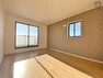 寝室 7.8帖洋室　バルコニーへ出られる大きな窓からは陽射しが注ぎ込み快適な空間を実現