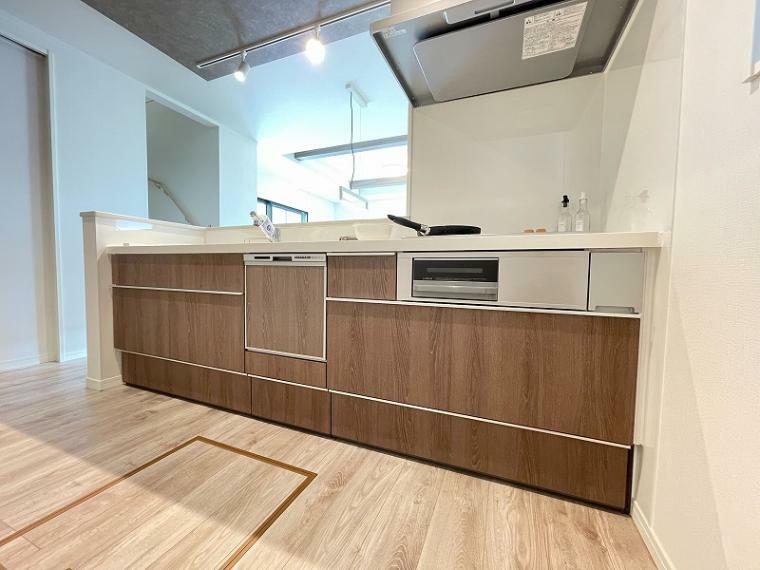 脱衣場 室内（2024年2月）撮影 キッチン レンジ下やキッチンカウンターの下部は調理器具や調味料などをしまえ、出し入れも簡単なスライド収納となっています。
