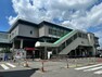 現地から1730m～1770m。　JR京浜東北線「蕨」駅　バスを使用すれば最寄りのバス停から約7分で到着することができます。駅の西口エリアは市の再開発が進められており、今後のさらなる発展が見込まれています。