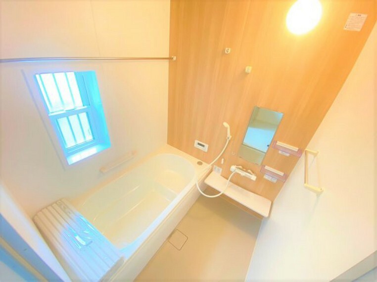浴室 【東松山市元宿2丁目D号棟　浴室】新しい住まいに希望する方が多い浴室換気暖房乾燥機が初めからついています。快適なバスライフと浴室の有効活用をお手伝いします。