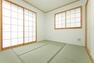 和室 居室-1/寛ぎやすい畳敷きの和室（約5.2帖）。2面採光、収納付き。