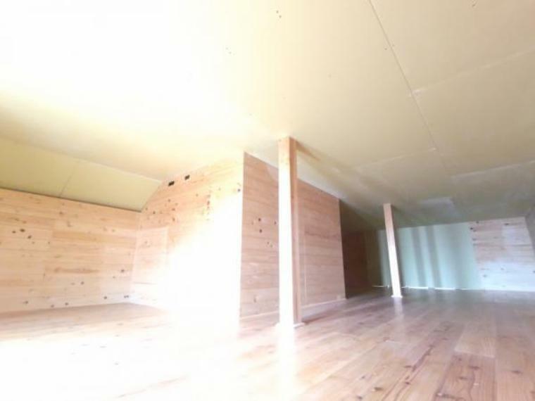 収納 【リフォーム済】小屋裏収納の写真です。天井高さの制限に収まるように天井を新設致します。