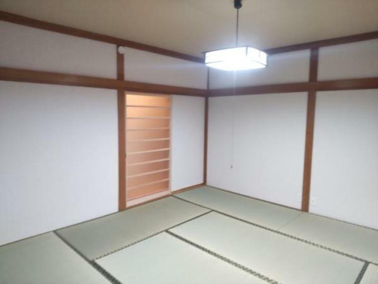 【リフォーム済】1階和室です。畳替え、天井と壁はクロスで仕上げました。広縁もあって明るい部屋になりました。