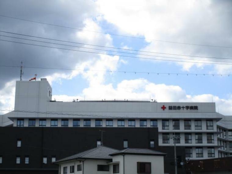 益田赤十字病院3000m（車で8分）です。総合病院があると、万が一の時にも安心ですね。