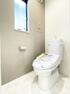 トイレ アクセントクロスを施しトイレもオシャレな空間に。換気用小窓があり、明るく清潔な空間です。