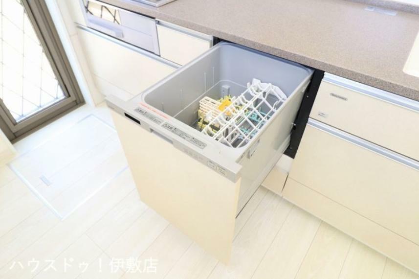 【食器洗浄乾燥機（同仕様写真）】キッチンには人気の食洗機を搭載！日々の家事の手間を低減してくれます。