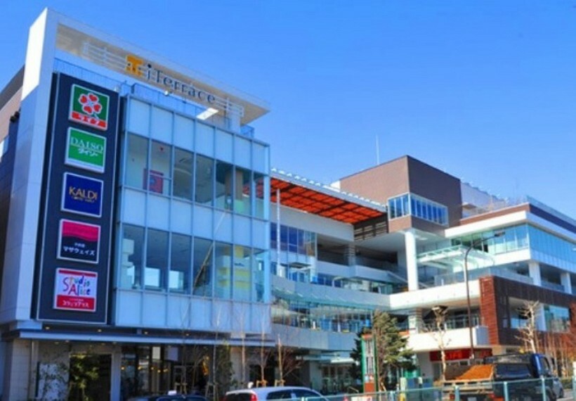 ショッピングセンター 駅直結の都市型ショッピング モール。飲食店や診療所が入り、地下駐車場もあります。