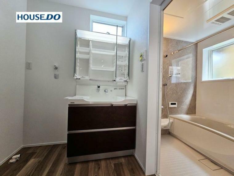 三面鏡にハンドシャワー付で使いやすい洗面台です。洗面脱衣室もゆったりの広さ。人気の三面鏡ドレッサーは、身支度に便利なだけでなく収納にも優れています。