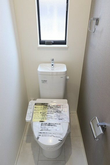 トイレ トイレ・ウォシュレット付。快適で衛生的な洗浄機能付温水シャワートイレです。