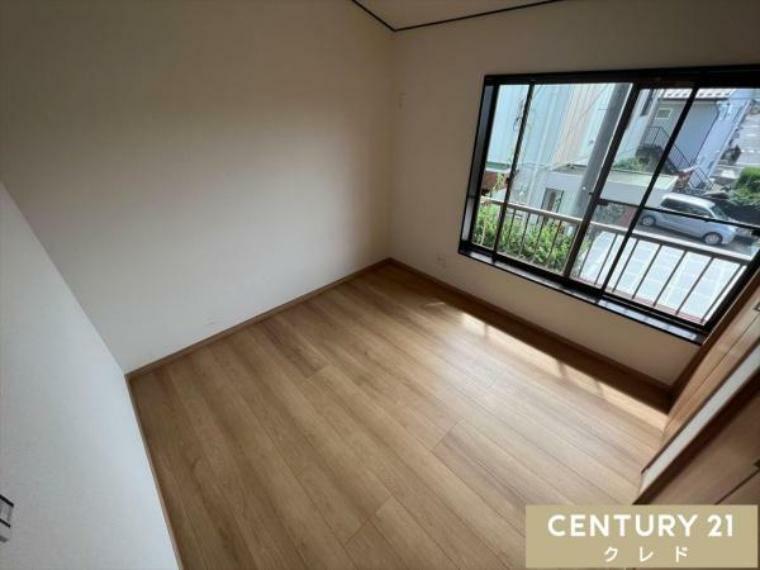 【2階　4.5帖洋室】<BR/>住まう方自身でカスタマイズして頂けるように「シンプル」にデザインされた室内。家具やレイアウトでお好みの空間を創り上げられます。