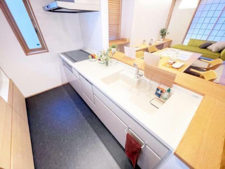 作業スペースが広く家事動線をゆったりと確保できるキッチン。小窓があり、換気ができます。