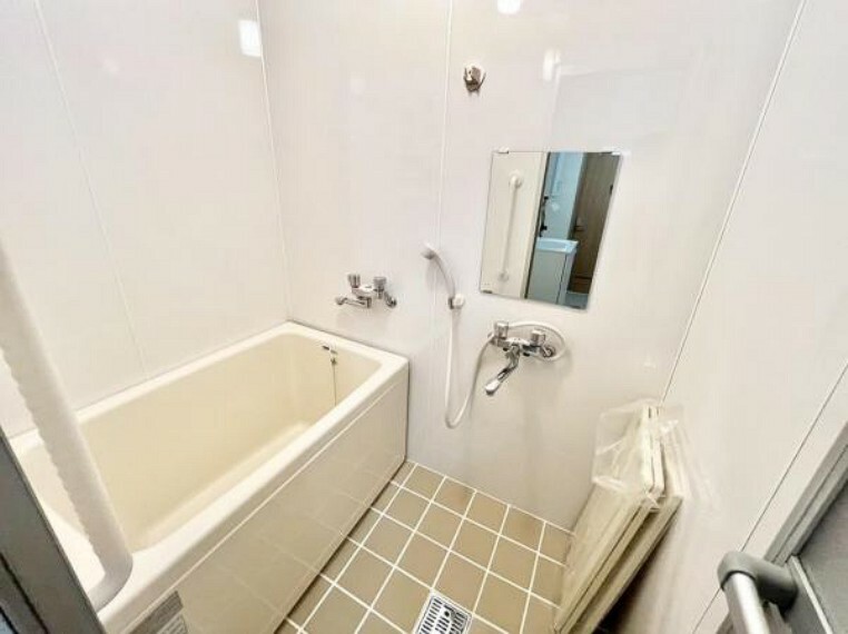 浴室 白を基調とした清潔感のあるバスルームです