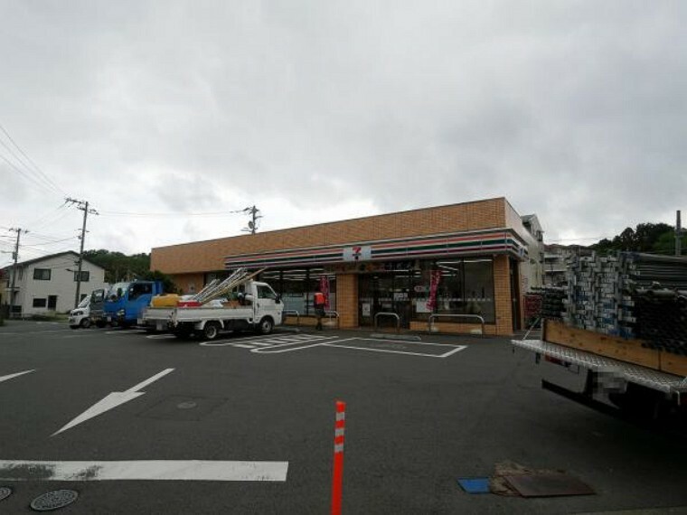 コンビニ セブンイレブン町田能ヶ谷4丁目店まで約613m