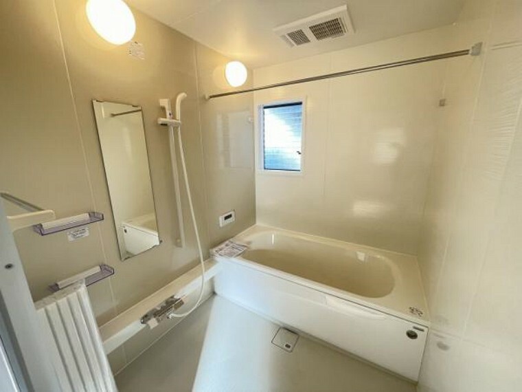浴室 【リフォーム完成済み】浴室はハウステック製の新品のユニットバスに交換します。床は水はけがよく汚れが付きにくい加工がされているのでお掃除ラクラクです。