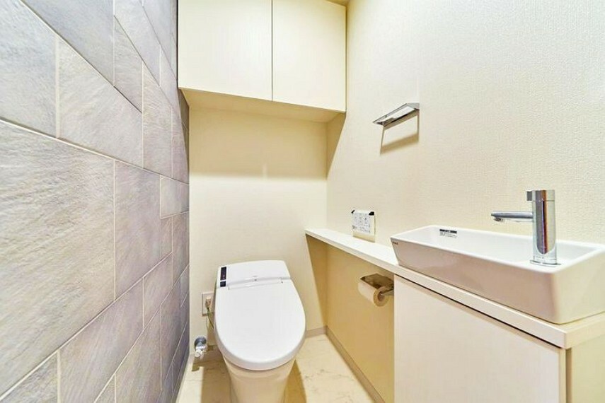 【トイレ】トイレ洗浄機能付きを標準完備、清潔な空間が印象的です。