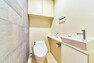 トイレ 【トイレ】トイレ洗浄機能付きを標準完備、清潔な空間が印象的です。