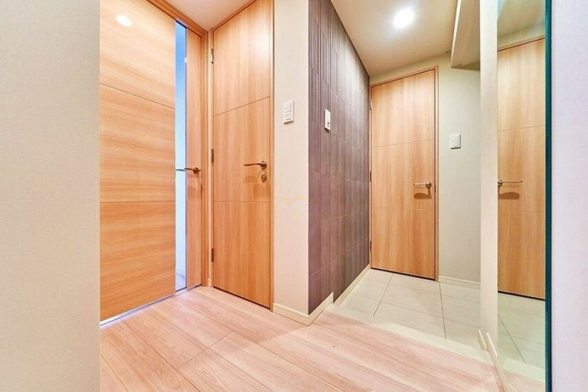 【玄関】トールサイズのシューズボックスでスペースを確保。スッキリとした玄関はモノトーンを基調に高級感と清潔感があります。