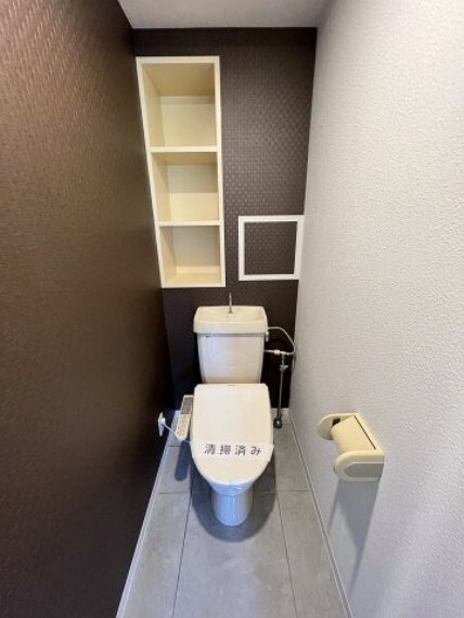 トイレ 快適な温水洗浄便座付きのトイレ。棚には、トイレットペーパーや掃除用品などが収納できます。