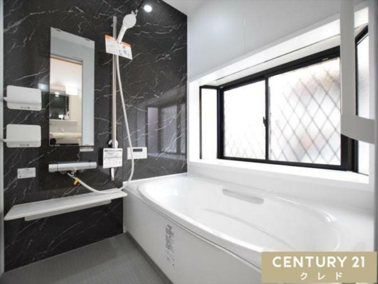 浴室 ついつい長居してしまいそうな、ゆったり寛げるサイズのバスルーム。滑らかな曲線がやさしく包み込み、疲れた体を支えてくれる浴槽です。 シックな色合いのユニットバスで体の芯から温まりましょう！