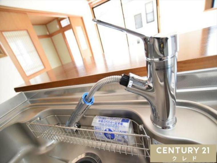 キッチン ■シャワーヘッド付水栓■ シンクのスミズミまで細かいゴミも洗い流す事ができるので、お掃除の時もラクラクです。 シンクには洗った食器をサッと置ける水切棚を置いても広く使えそうです。