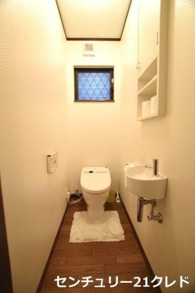 トイレ ■スッキリ空間のタンクレストイレ■ 衛生面・機能面・収納力が揃ったトイレ空間です！ 毎日の快適な生活を支える充実した設備・仕様を是非一度ご覧ください！