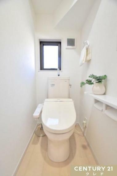 トイレ 白を基調としたウォシュレット付きのトイレです。 室内はライフスタイルに合わせやすいシンプルな造り。 温水洗浄・便座暖房機能の付いたトイレは、肌への負担に配慮し、快適な生活をサポートします。
