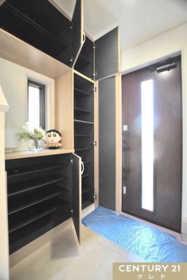 玄関 収納のある玄関は、生活動線にゆとりを生み出します。 玄関は掃除がしやすく、きれいな状態を維持しやすい耐久性に優れたタイル敷きです。