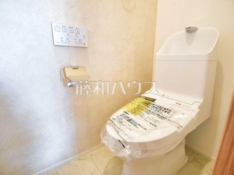 2号棟　温水洗浄便機能付きトイレ　【世田谷区宇奈根2丁目】  温水洗浄便機能付きトイレで清潔にご使用いただけます。　