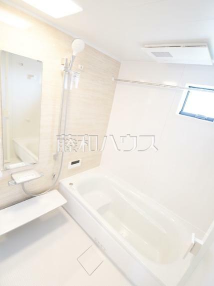 浴室 4号棟　白を基調とした清潔感あふれるバスルームです　　【世田谷区宇奈根2丁目】