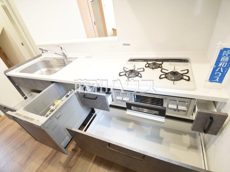 4号棟　ビルトイン食洗機　【世田谷区宇奈根2丁目】  ビルトイン食洗機は毎日の家事を軽減させてくれます。またワークトップも広々使え機能性も向上します。　