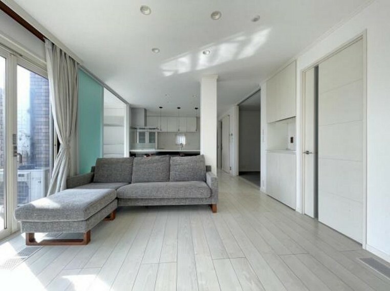 居間・リビング 白を基調としたリビングは大きな窓から陽が入り明るい空間！