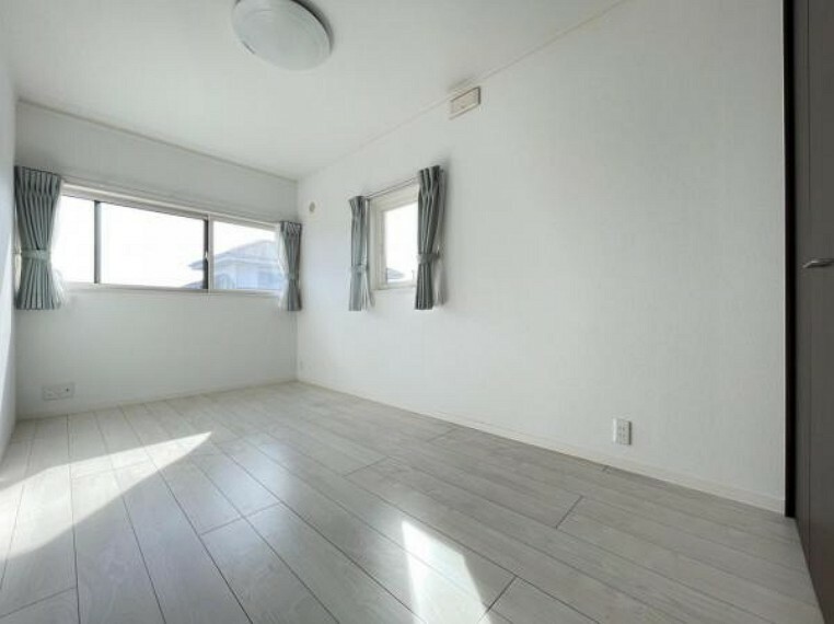 洋室 全居室収納付き！白を基調としたお部屋で床の木目がオシャレ！