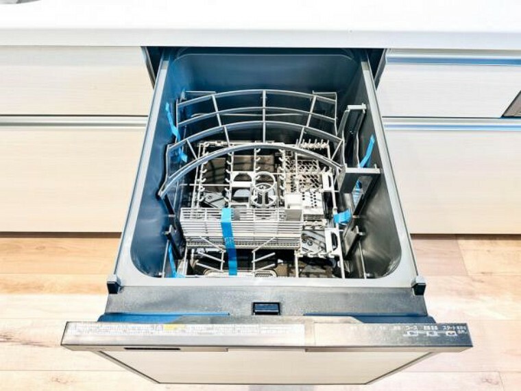 【ビルトイン食洗機】洗浄から乾燥までボタン一つで完結する食洗機付き。大変な洗い物がぐっと短く済みます！乾燥をかけて食器をそのまま保管できるのでキッチンの上に溢れてしまう必要もございません。