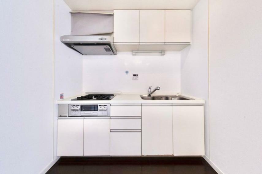 【キッチン　収納】キッチン下にも十分な収納スペースを確保