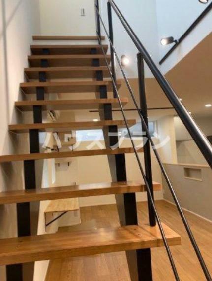 オープン型階段。 スケルトンやシースルーとも呼ばれるオープン型の階段は、蹴込み板がないタイプの階段です。圧迫感がなく、リビング階段として居室に設置しても光や風を遮ることがありません。