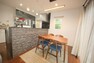キッチン 光沢ある人造大理石によるカウンタスペース！重厚感のある空間をお楽しみいただけます。