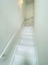 白を基調とした綺麗な階段でオシャレです！