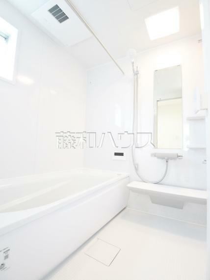 浴室 4号棟　白を基調とした清潔感あふれるバスルームです　　【府中市四谷2丁目】
