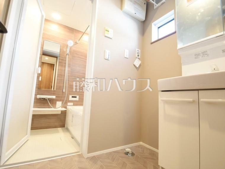 浴室 B号棟　浴室は換気・乾燥・暖房機付きで、入浴前も入浴後も快適です。　　【狛江市元和泉2丁目】