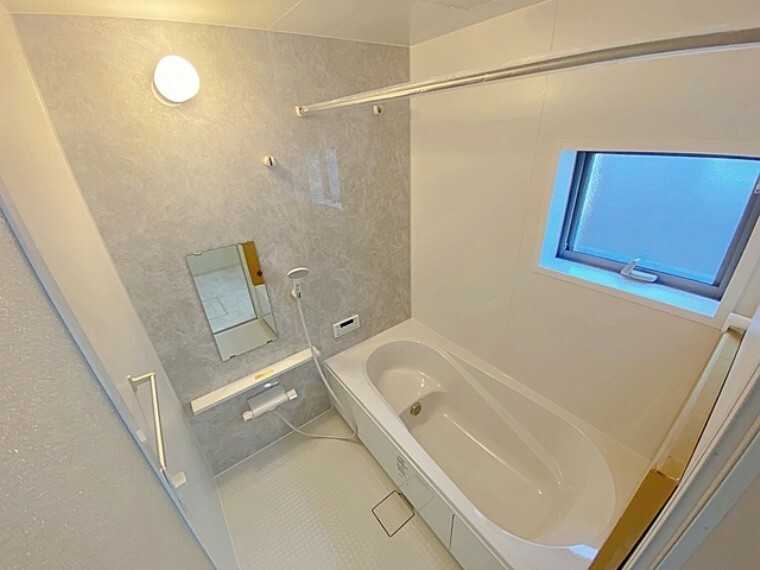 浴室 ゆったりと入れる1坪タイプのお風呂が魅力！便利な追い炊き機能付きです！  ステップ付きの浴槽は節水効果も。