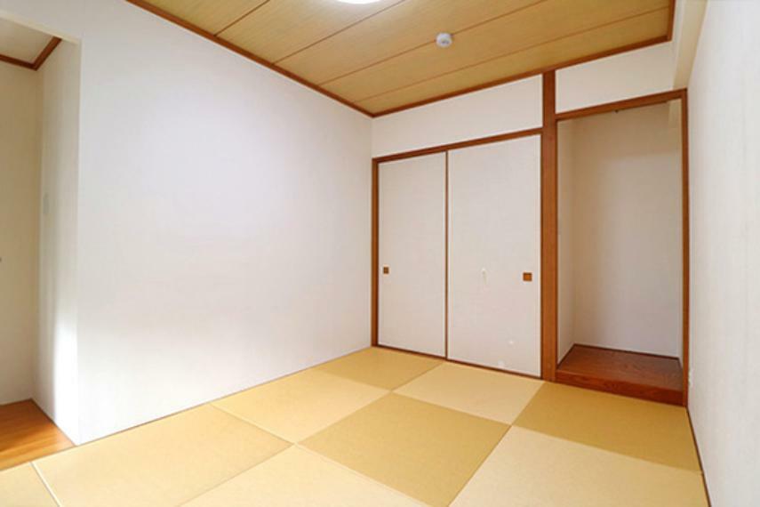 琉球畳が敷かれた約6.0帖の和室・押入と床の間があります！