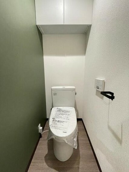 トイレ 明るく清潔感のあるパネル操作型ウォシュレットトイレです