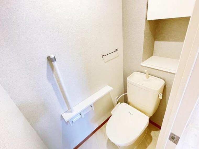 トイレ （トイレ）清潔な空間を保ちたいトイレはオフホワイトでまとめました。汚れが付着しにくい便器はお掃除も楽々です。