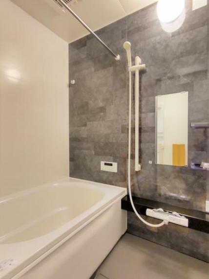 浴室 【リフォーム済】浴室はハウステック製の新品のユニットバスに交換いたしました。0.75坪タイプにはなりますが、しっかりと体の芯から温まることができます。
